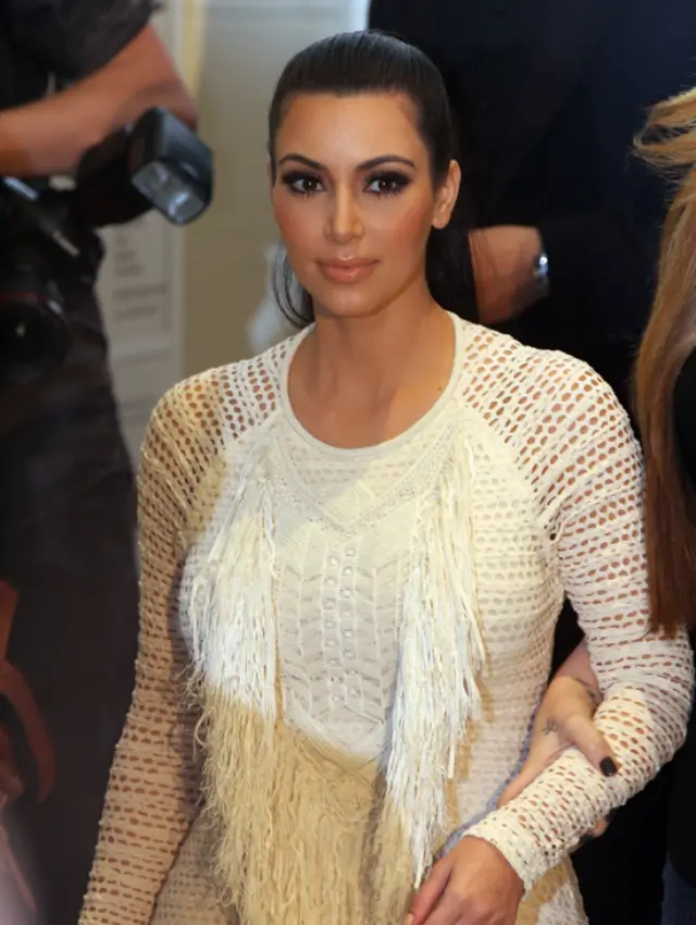 showing her signature beauty style